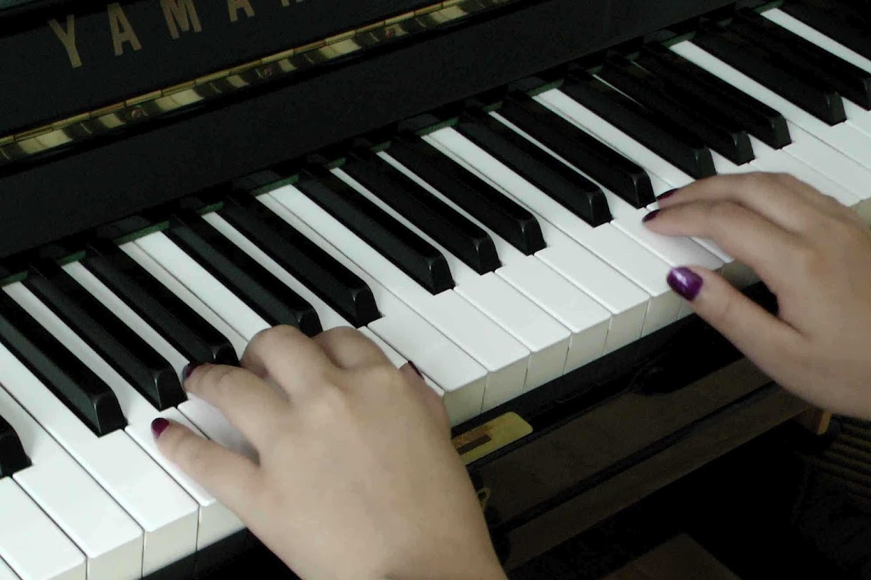 Уроки piano. Класс фортепиано. Пианино в классе. Занятия фортепиано. Уроки фортепиано.